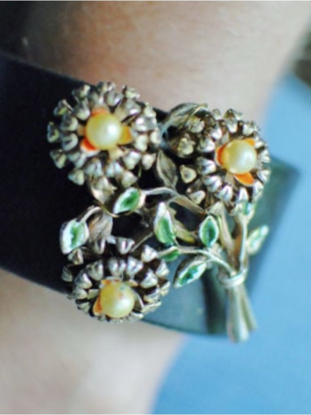 Estate to now Mixed lot  Jewelry - Pearls, metals, White Beads & Gold Accents - Picture 11 of 11